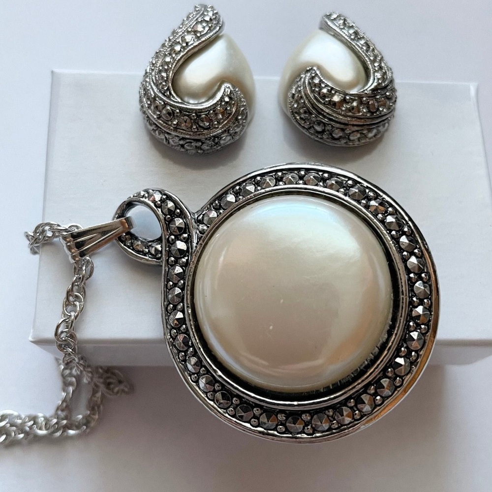 Avon - 1993 set - Elegant Pendant Necklace with matching earrings